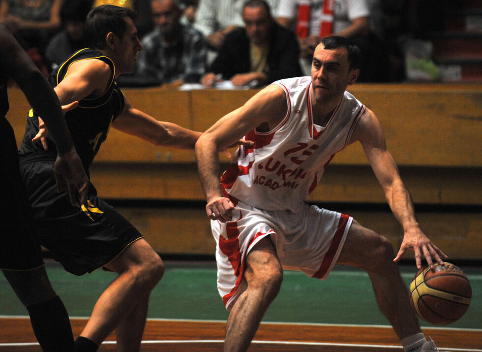 Баскетболистите на "Лукойл Академик" <a href="http://www.dnevnik.bg/sport/2010/09/29/968420_lukoil_akademik_zagubi_sus_7478_ot_aris_v_pleiofa_na/">загубиха със 74:78 (19:14, 18:19,  24:25, 13:20) от гръцкия "Арис"</a> в първия двубой от плейофа на "Юрокъп".  Българският шампион имаше предимство през по-голямата част от срещата,  но в последната четвърт допусна обрат и гостите спечелиха.<br />
<br />
На снимката:<br />
Капитанът на "студентите" Тодор Стойков отбеляза девет точки<br />