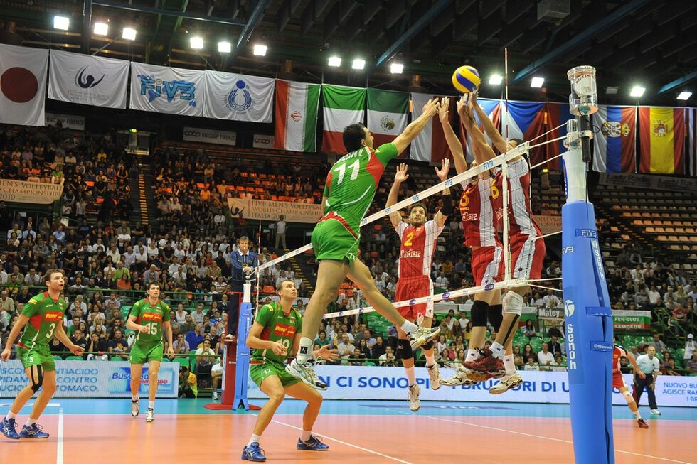 Българските волейболисти <a href="http://www.dnevnik.bg/sport/2010/10/05/971567_bulgarskite_voleibolisti_pobediha_s_31_ispaniia_na/">победиха с 3:1 Испания</a><br />