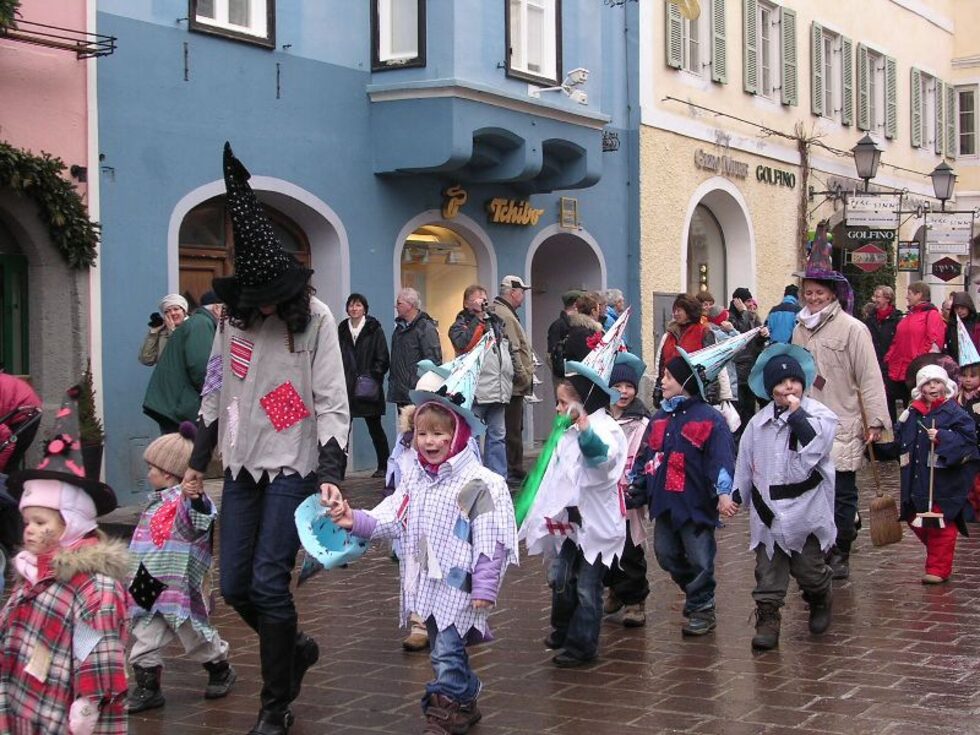 През февруари е празника Фашинг (Fasching), където всички се преобличат в карнавални костюми, а децата дори излизат на шествие из града.