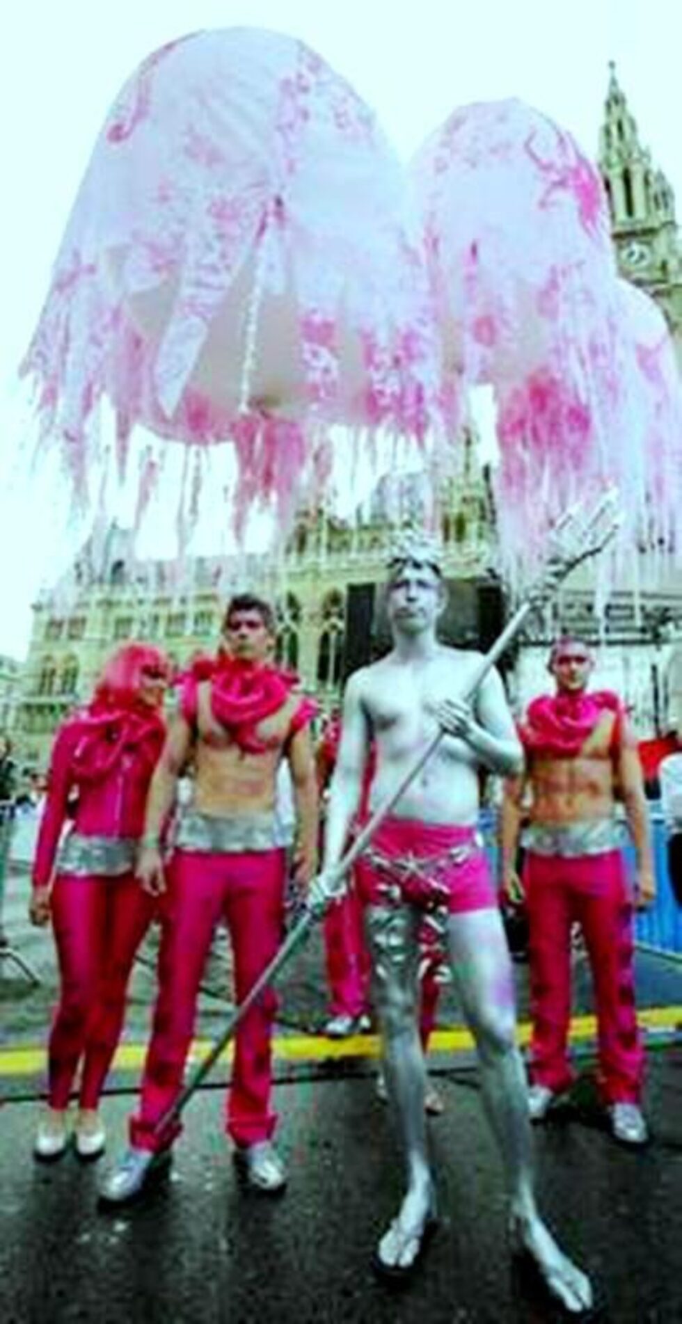 През май е благотворителният Бал на живота (Life Ball) за жертвите на СПИН.
