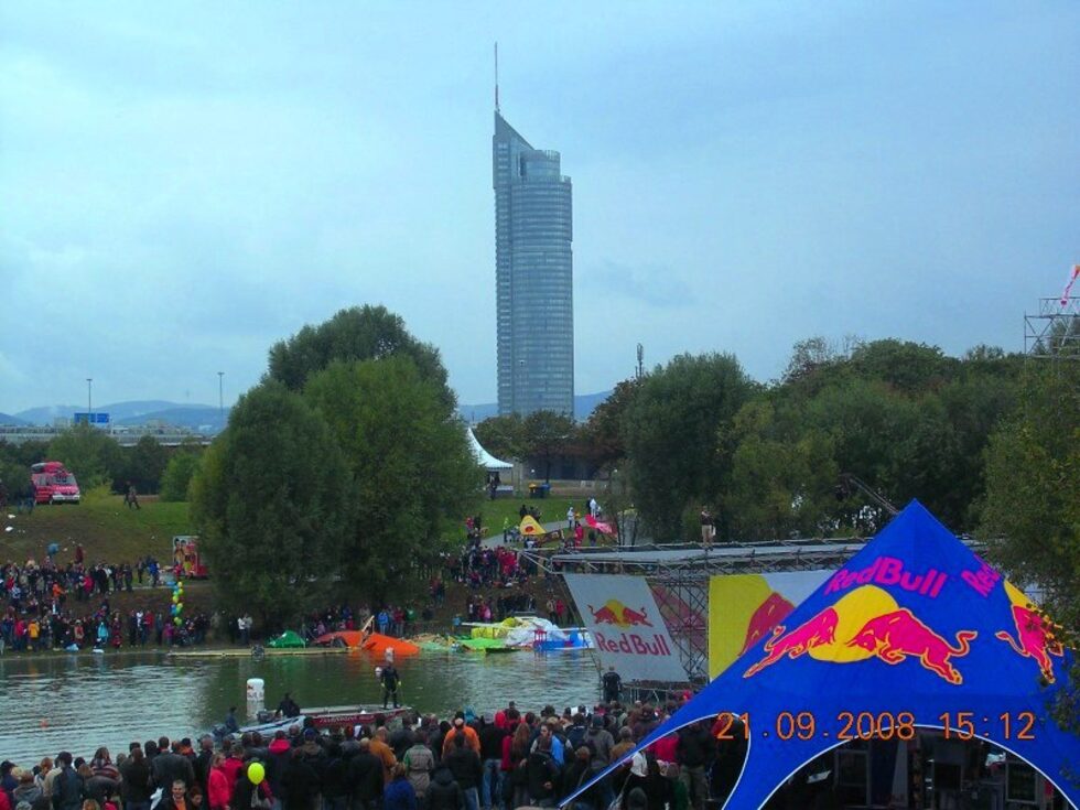 Денят за летене (RedBull Fly Day) във Виена - от тази рампа се състезават различни тимове със собствено изработени самолетоподобни хвърчащи експерименти кой по-ефектно ще се разбие във дунавските води.