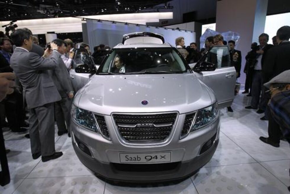 Кросоувърът <a href="http://www.dnevnik.bg/skorost/2010/10/19/979012_saab_9-4x_shte_pokoriava_sasht/">"Сааб 9-4Х"</a> беше показан за първи път